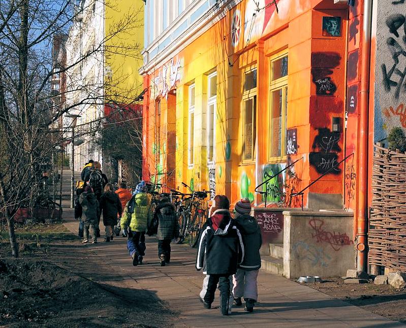 1301_0910 Fussweg an der Sankt Pauli Hafenstrasse - die farbigen Häuser strahlen in der Sonne. | St. Pauli Hafenstrasse - Bilder aus Hamburg Sankt Pauli.